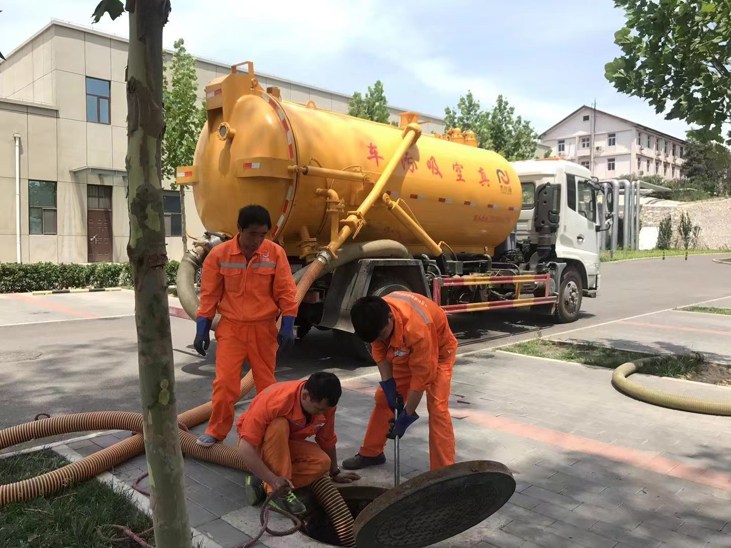 海丰管道疏通车停在窨井附近