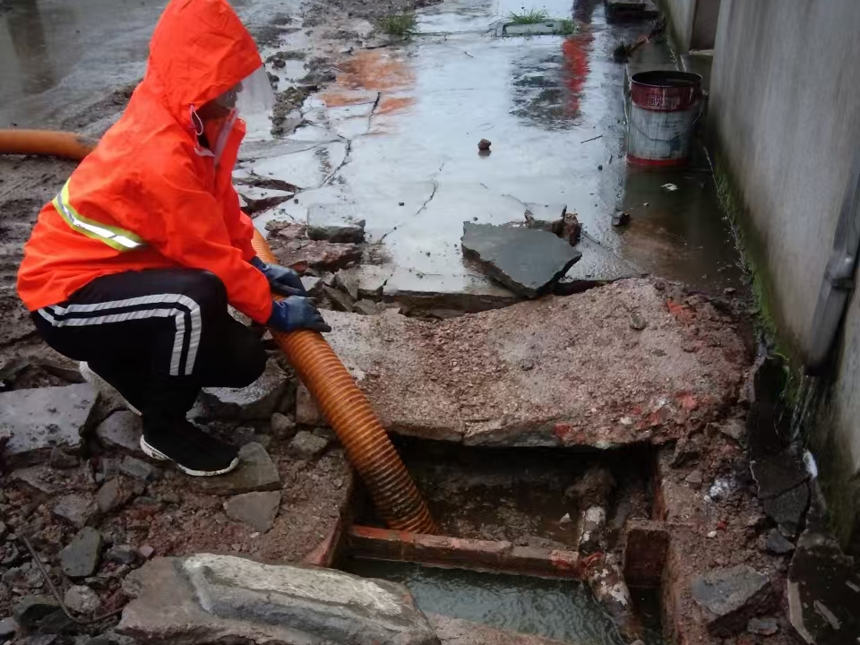 海丰专业清理污水池 炜誉市政以规范流程守护城市 “肠道”